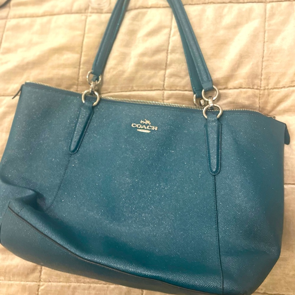 Great daily shoulder purse. Brand -Coach color-Teal